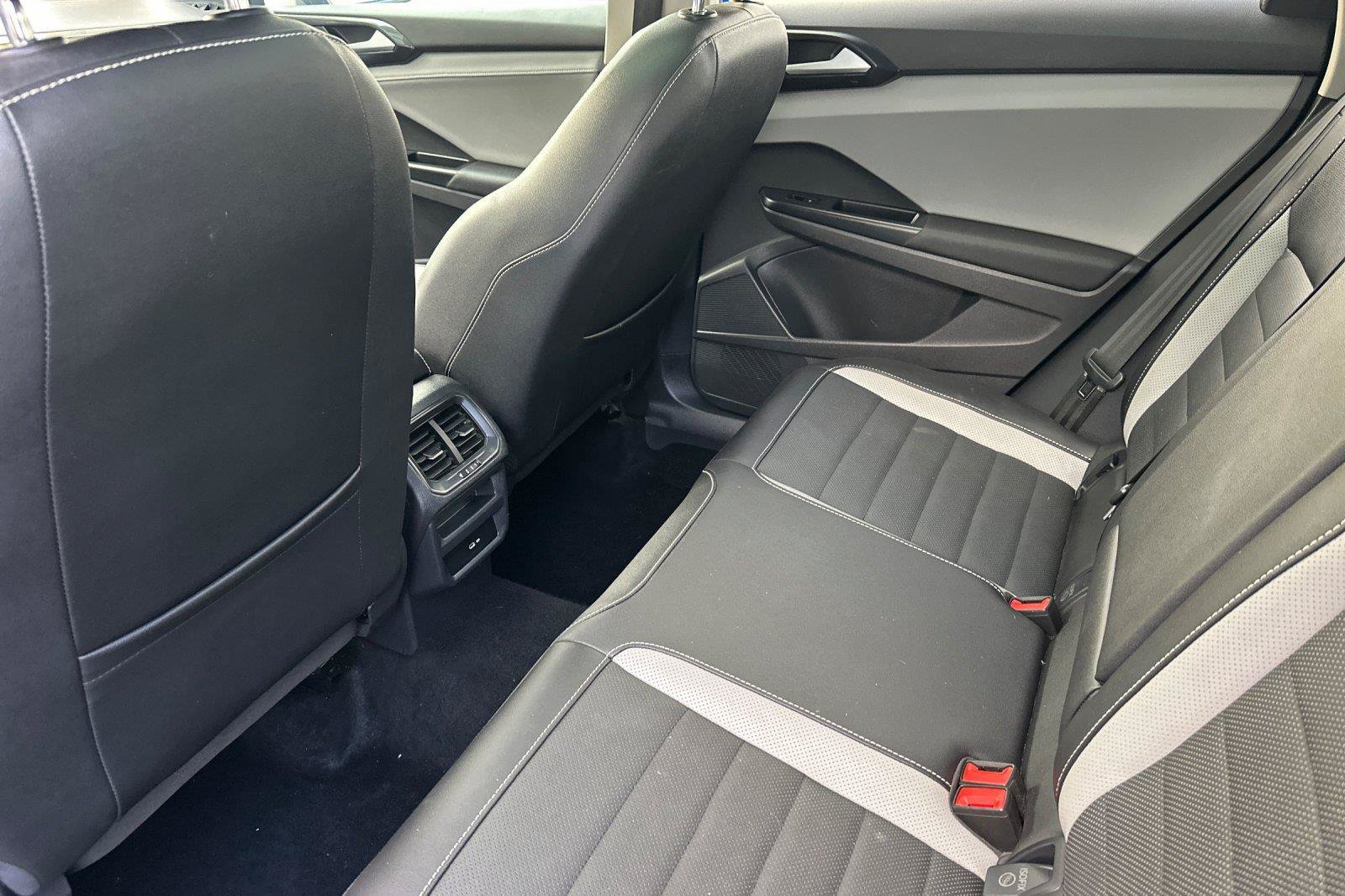 Used 2022 Volkswagen Taos SEL w/ Panoramic Sunroof Package FWD image 11