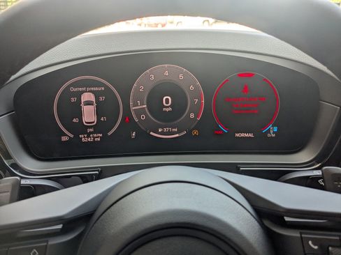 Used 2025 Porsche Cayenne image 16