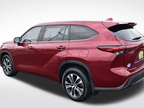 Certified 2021 Toyota Highlander XLE image 3