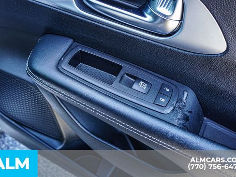 Used 2025 Chrysler Pacifica Limited image 30