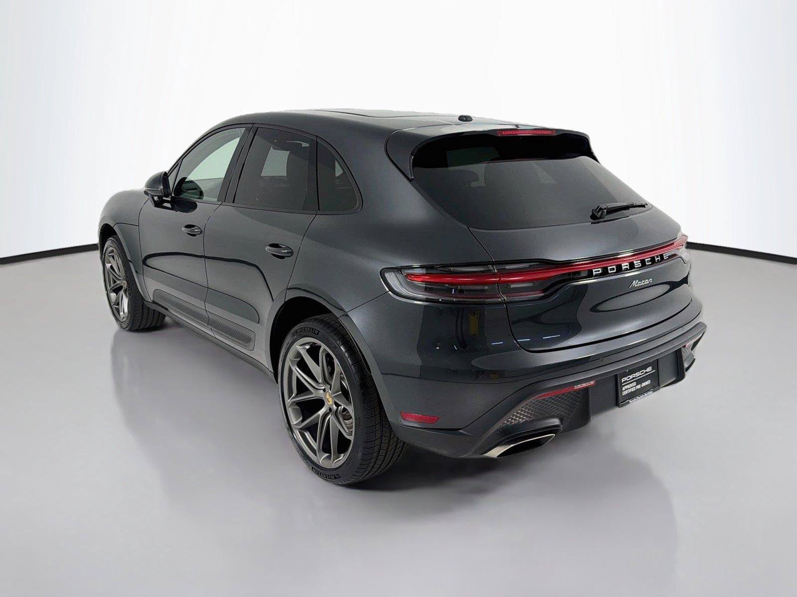 Used 2022 Porsche Macan AWD/4WD image 3