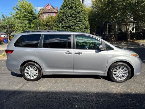 Used 2017 Toyota Sienna Limited Premium AWD/4WD image 6