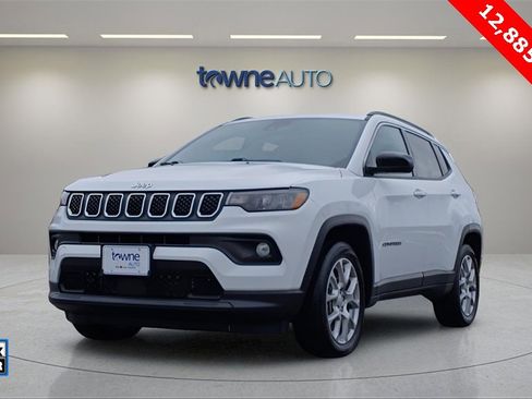 Used 2023 Jeep Compass Latitude image 1