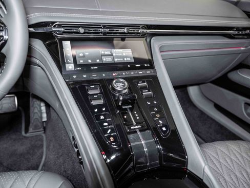 Used 2024 Aston Martin DB12 Coupe image 21