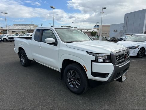 Used 2025 Nissan Frontier SV RWD image 2
