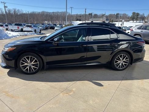 Used 2022 Toyota Camry XLE image 4