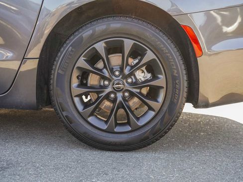 Used 2021 Chrysler Pacifica Touring w/ S Appearance Package image 8