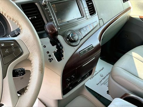 Used 2012 Toyota Sienna XLE w/ Premium Pkg FWD image 18