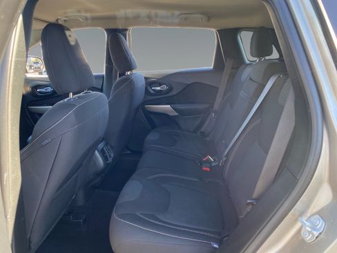 Used 2017 Jeep Cherokee Latitude FWD image 13