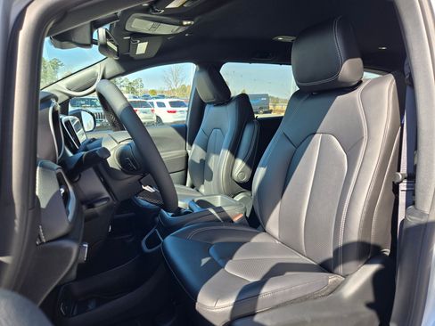 New 2026 Chrysler Pacifica Select image 23