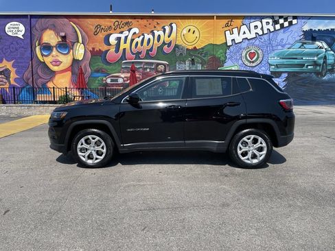 Used 2024 Jeep Compass Latitude AWD/4WD image 2