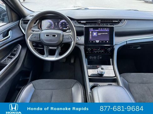 Used 2024 Jeep Grand Cherokee L Laredo image 4