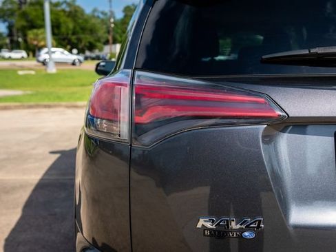 Used 2018 Toyota RAV4 XLE AWD/4WD image 16