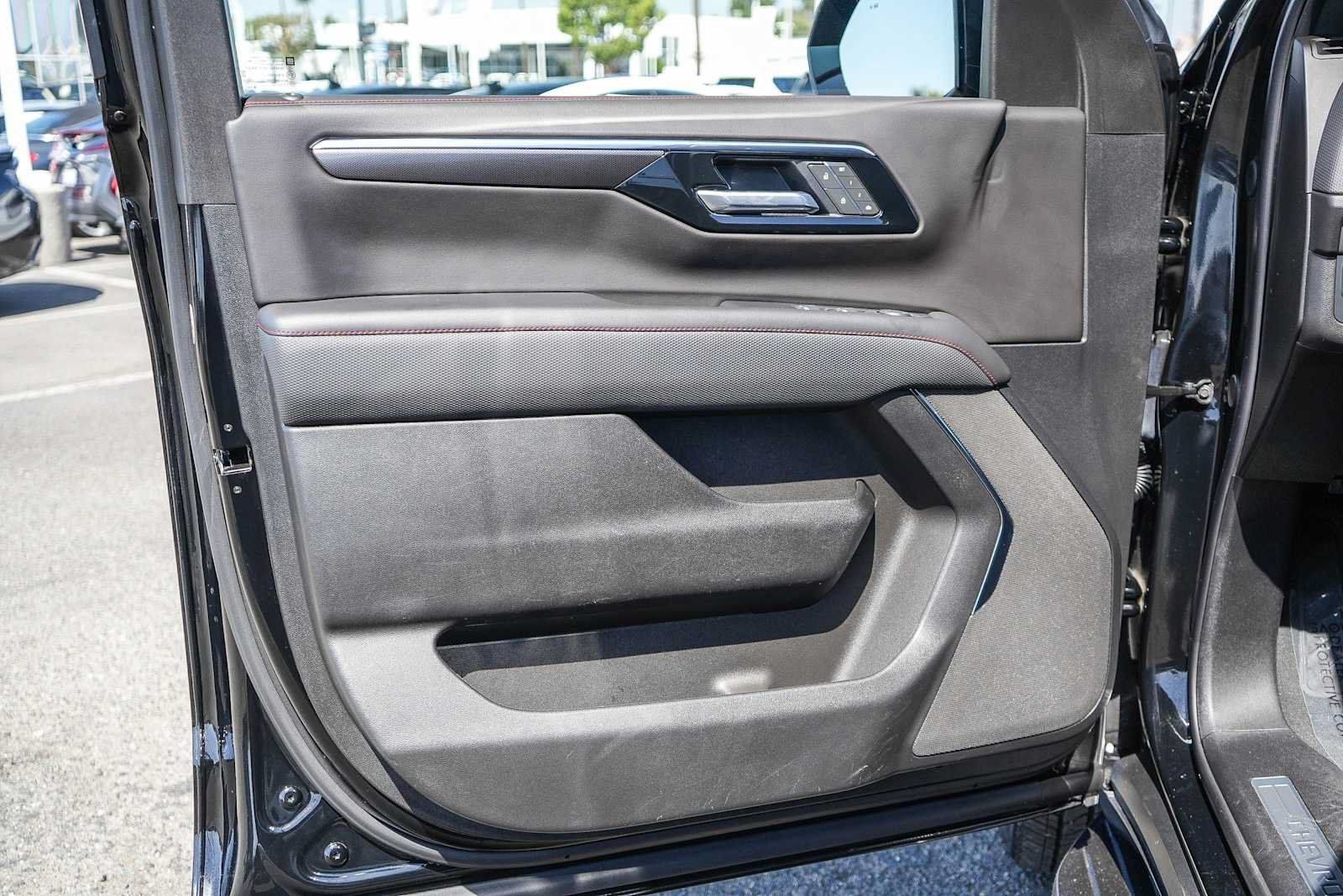 Used 2025 Chevrolet Suburban RST AWD/4WD image 28