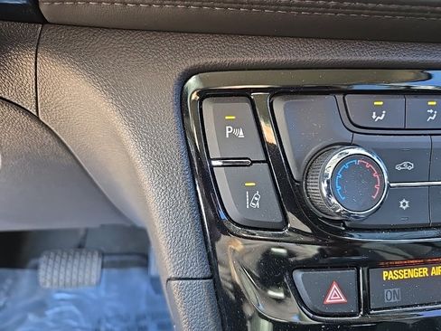 Used 2022 Buick Encore Preferred w/ Safety Package II image 35