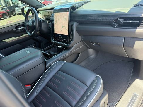 Used 2025 GMC Yukon AT4 Ultimate AWD/4WD image 31