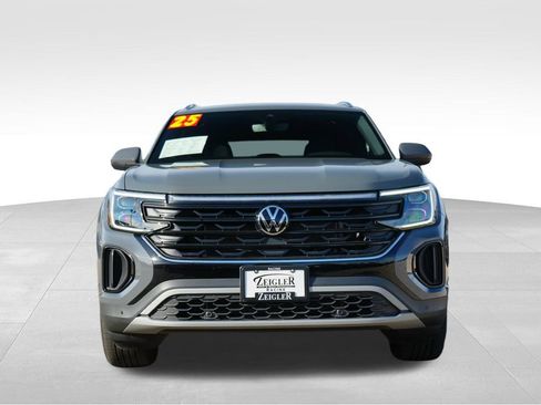 Used 2025 Volkswagen Atlas Cross Sport SE image 2