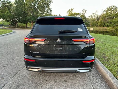 Used 2025 Mitsubishi Outlander SE image 4
