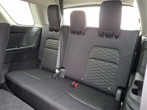 Used 2024 Nissan Pathfinder S image 11