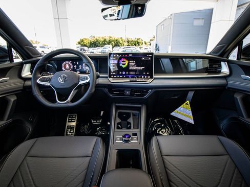 New 2026 Volkswagen Tiguan SE R-Line FWD image 32
