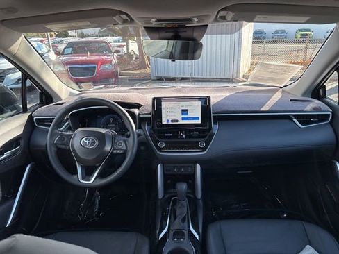 Used 2025 Toyota Corolla Cross XLE image 31