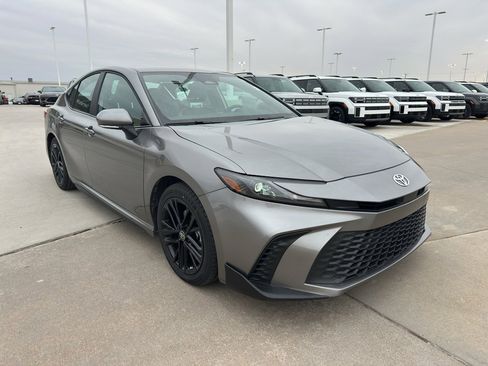 Used 2025 Toyota Camry SE image 2