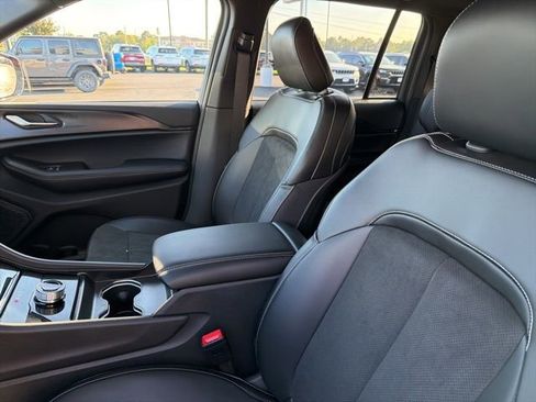 New 2025 Jeep Grand Cherokee Altitude RWD image 9