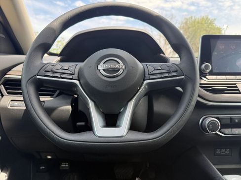 Used 2025 Nissan Altima 2.5 SV FWD image 29