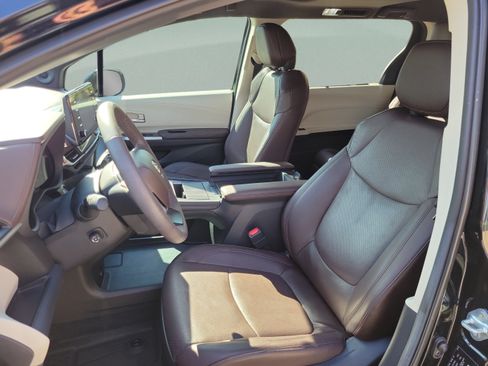 Used 2024 Toyota Sienna Platinum FWD image 9