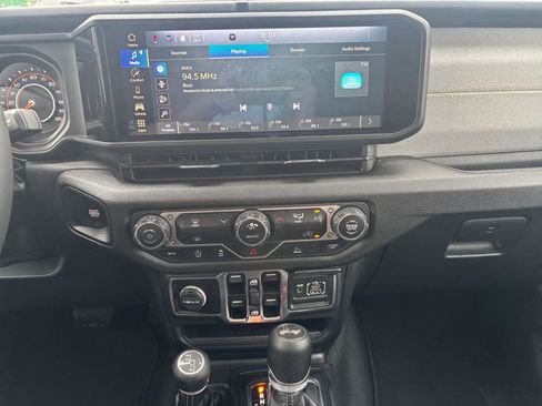 Used 2025 Jeep Wrangler Sport S image 17