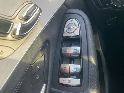 Used 2021 Mercedes-Benz GLC 300 4MATIC image 17