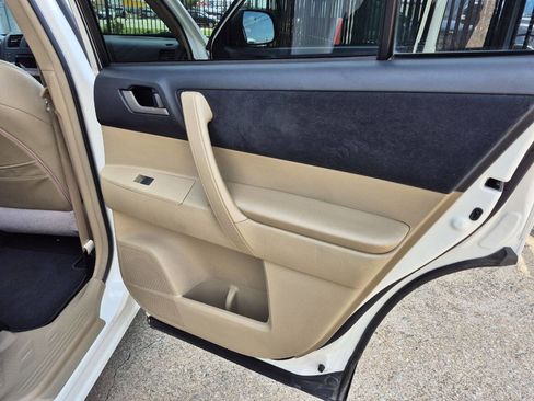 Used 2012 Toyota Highlander FWD image 17