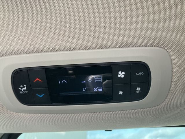 Used 2023 Chrysler Pacifica Touring-L FWD image 11