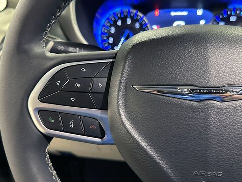 Used 2022 Chrysler Pacifica Touring-L FWD image 45