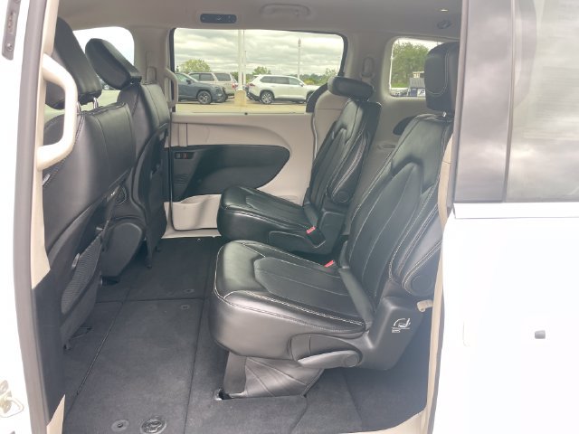 Used 2024 Chrysler Pacifica Touring-L FWD image 28