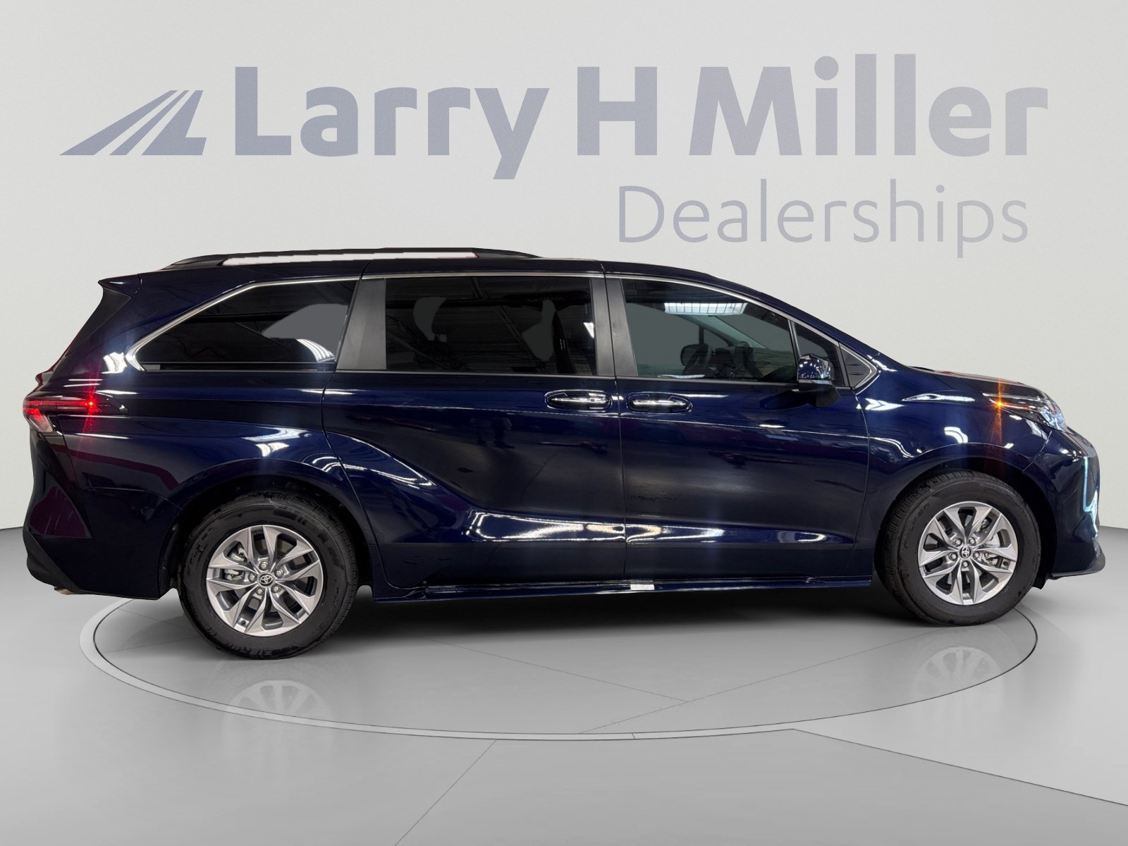Certified 2026 Toyota Sienna XLE FWD image 6
