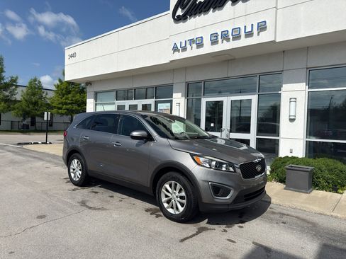 Used 2017 Kia Sorento L FWD image 1