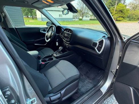 Used 2025 Kia Soul LX w/ LX Technology Package FWD image 10