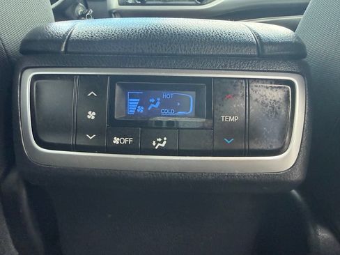 Used 2017 Toyota Highlander LE AWD/4WD image 28