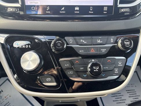 Used 2024 Chrysler Pacifica Touring-L FWD image 16