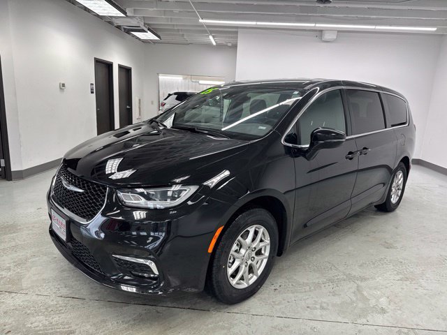 Used 2025 Chrysler Pacifica Select FWD image 5
