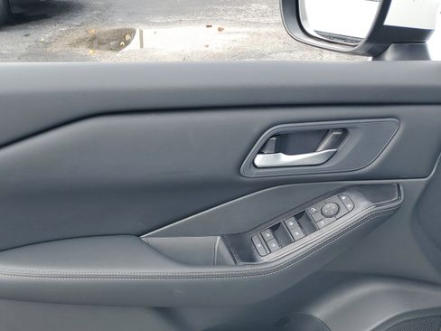 Used 2026 Nissan Rogue SV FWD image 9