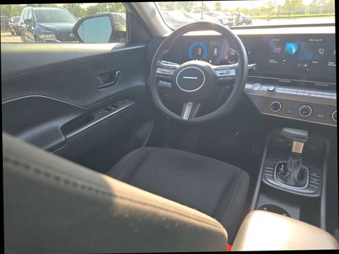 Used 2025 Hyundai Kona SE FWD image 12