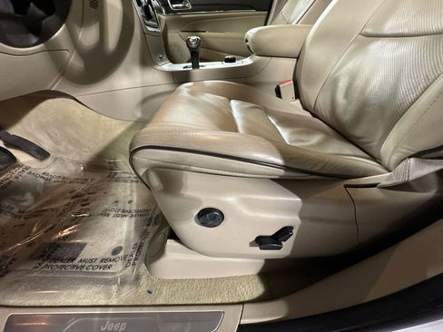 Used 2014 Jeep Grand Cherokee Overland w/ Advanced Technology Group image 18