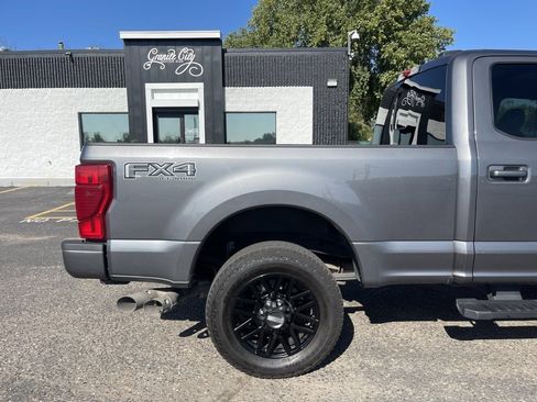 Used 2022 Ford F250 Lariat w/ Black Appearance Pkg image 4