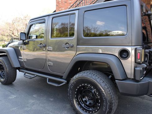 Used 2018 Jeep Wrangler Unlimited Sport S image 27