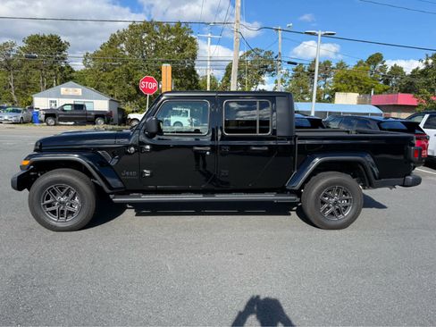 Used 2025 Jeep Gladiator Sport image 5