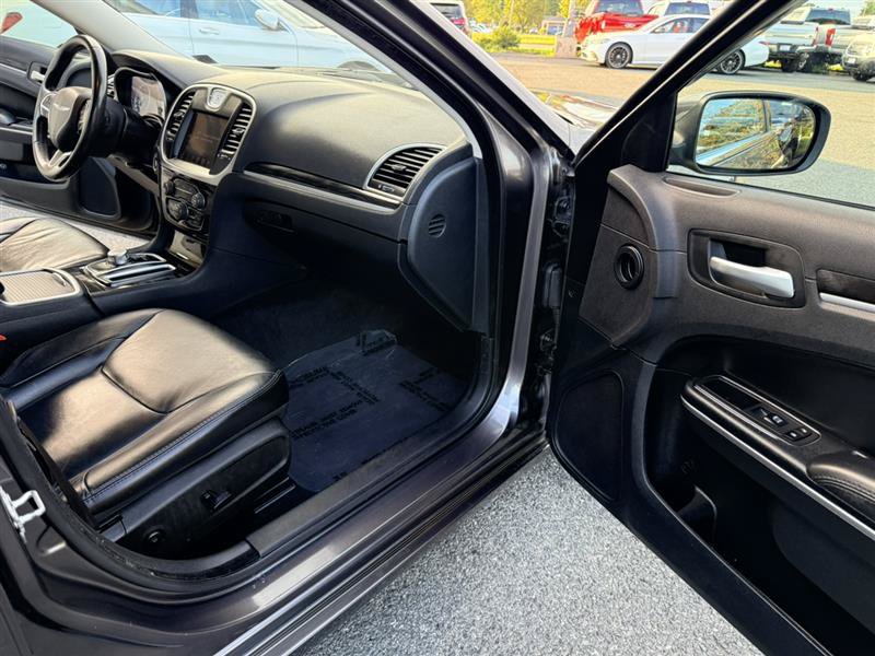 Used 2016 Chrysler 300 Limited RWD image 10