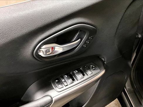 Used 2020 Jeep Cherokee Limited image 35