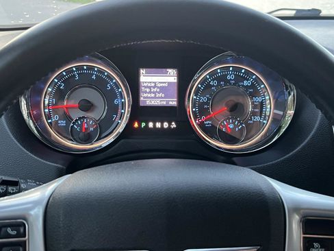 Used 2013 Chrysler Town & Country Touring FWD image 12